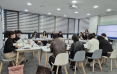 ��ġ�ִ´���, û�ҳ� ��ȣ���� û�� �ڸ����� �ƿ츣�� ��Ŭ�������� ���� �𵨡� ����